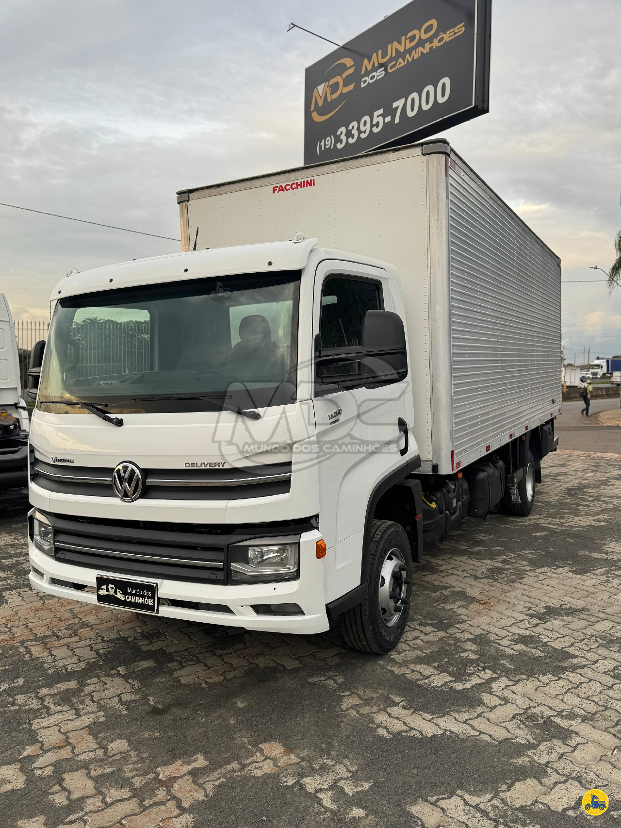 CAMINHAO VOLKSWAGEN VW 11180 Baú Furgão 3/4 4x2 Mundo dos Caminhões SUMARE SÃO PAULO SP